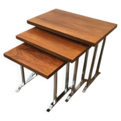 Suite de 3 tables gigognes en bois exotique et chrome