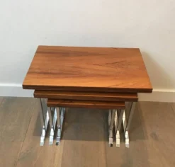 Suite de 3 tables gigognes en bois exotique et chrome