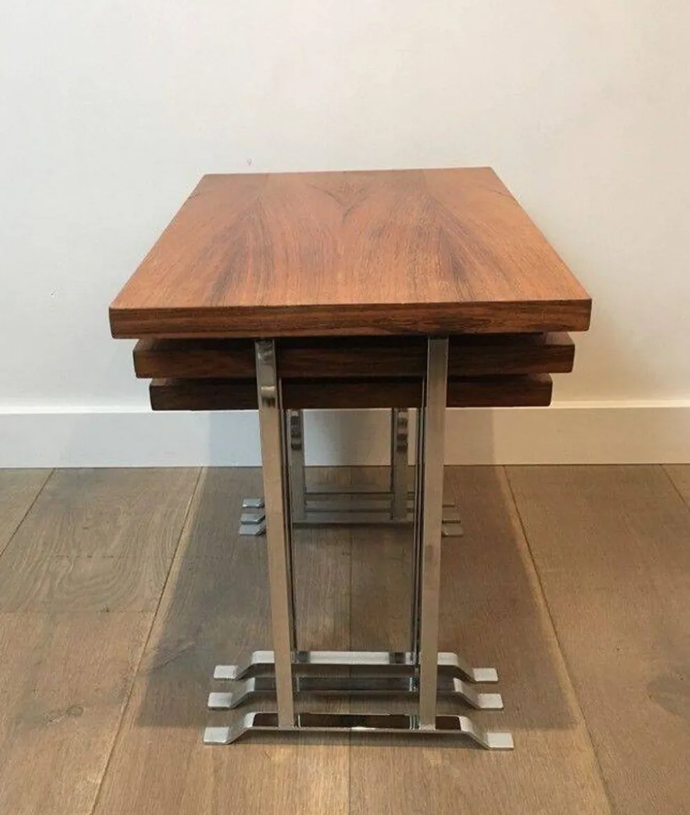 Suite de 3 tables gigognes en bois exotique et chrome