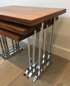 Suite de 3 tables gigognes en bois exotique et chrome