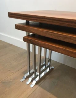 Suite de 3 tables gigognes en bois exotique et chrome