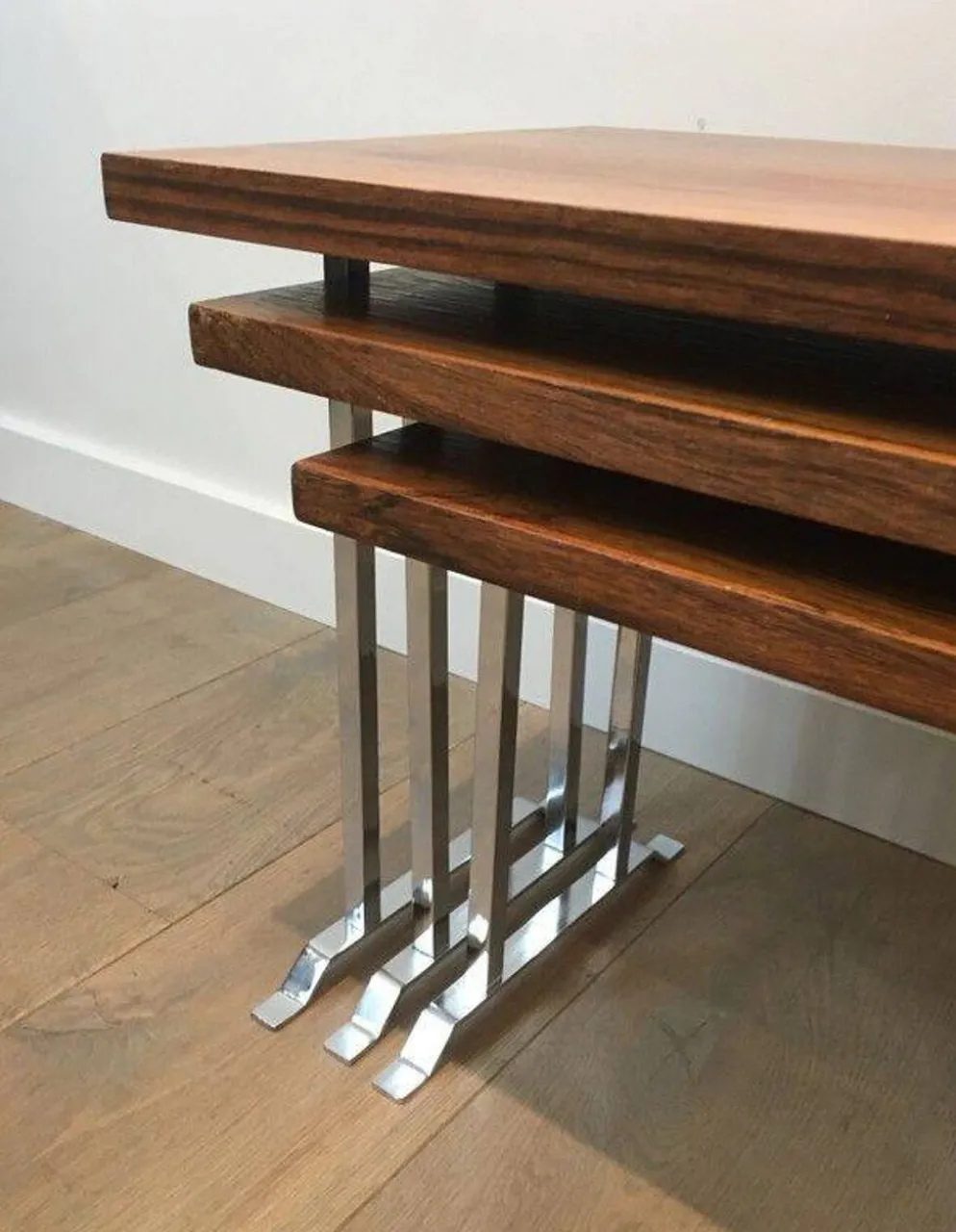 Suite de 3 tables gigognes en bois exotique et chrome