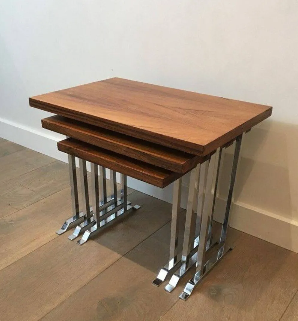 Suite de 3 tables gigognes en bois exotique et chrome