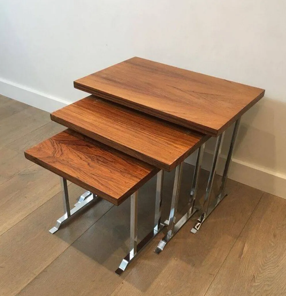 Suite de 3 tables gigognes en bois exotique et chrome