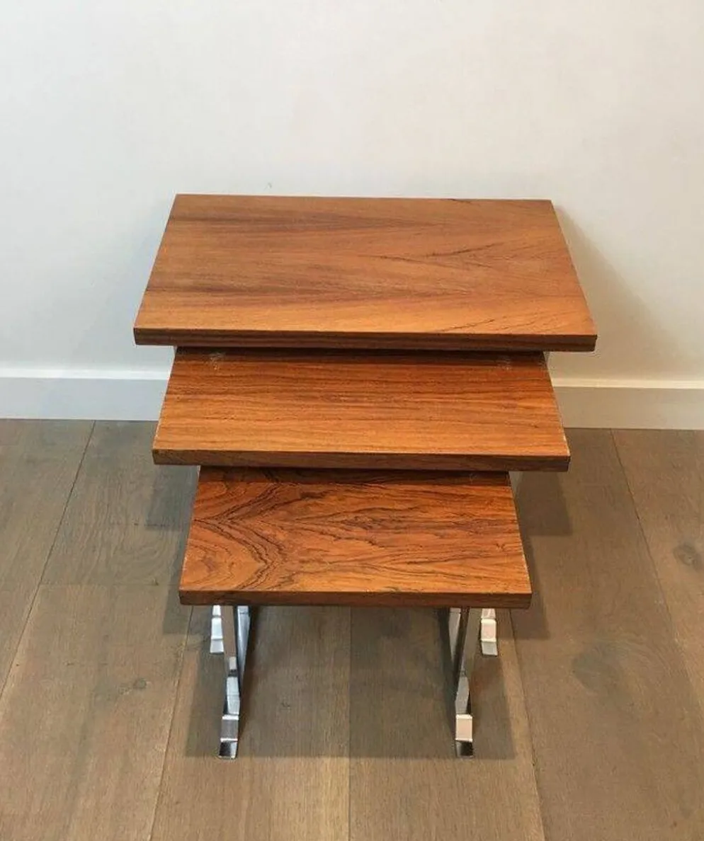 Suite de 3 tables gigognes en bois exotique et chrome