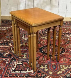 Suite de 3 tables gigognes en merisier des années 1960