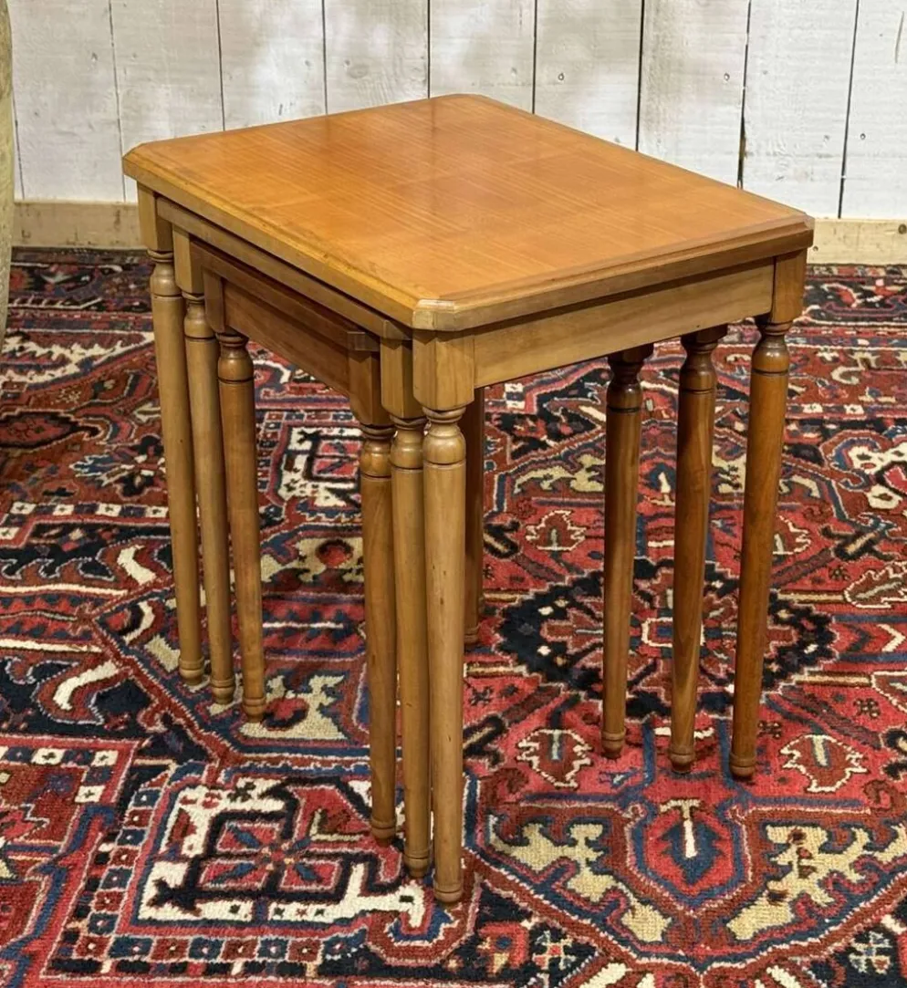 Suite de 3 tables gigognes en merisier des années 1960