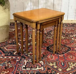 Suite de 3 tables gigognes en merisier des années 1960
