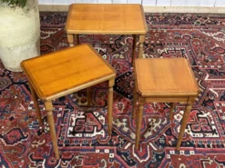 Suite de 3 tables gigognes en merisier des années 1960