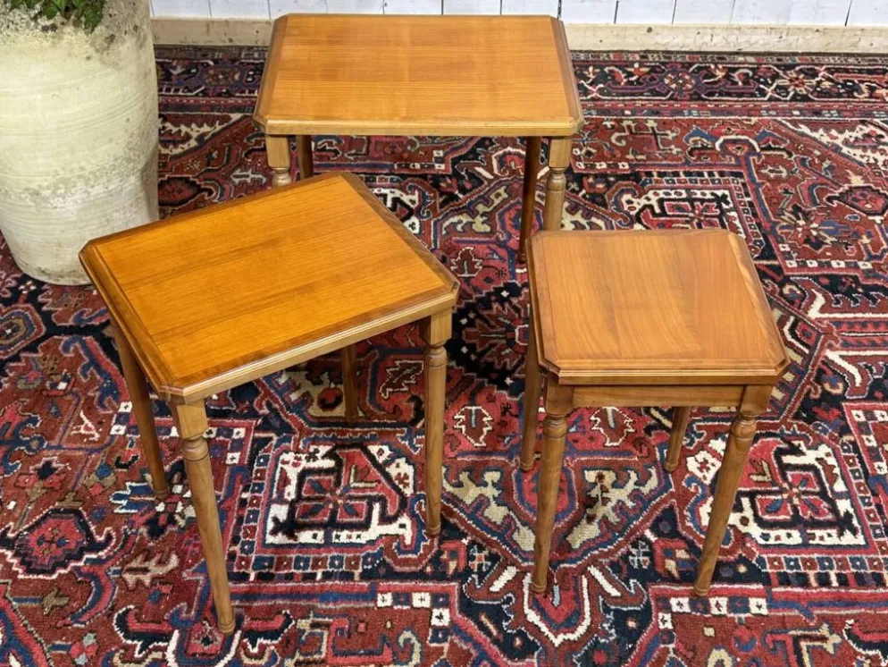 Suite de 3 tables gigognes en merisier des années 1960