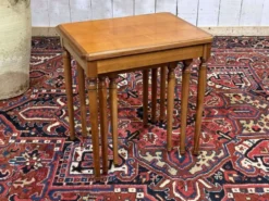 Suite de 3 tables gigognes en merisier des années 1960