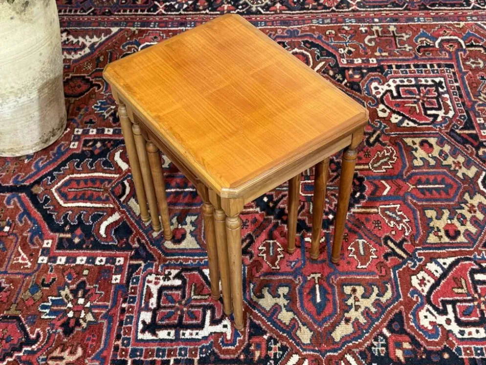 Suite de 3 tables gigognes en merisier des années 1960