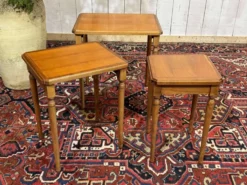 Suite de 3 tables gigognes en merisier des années 1960