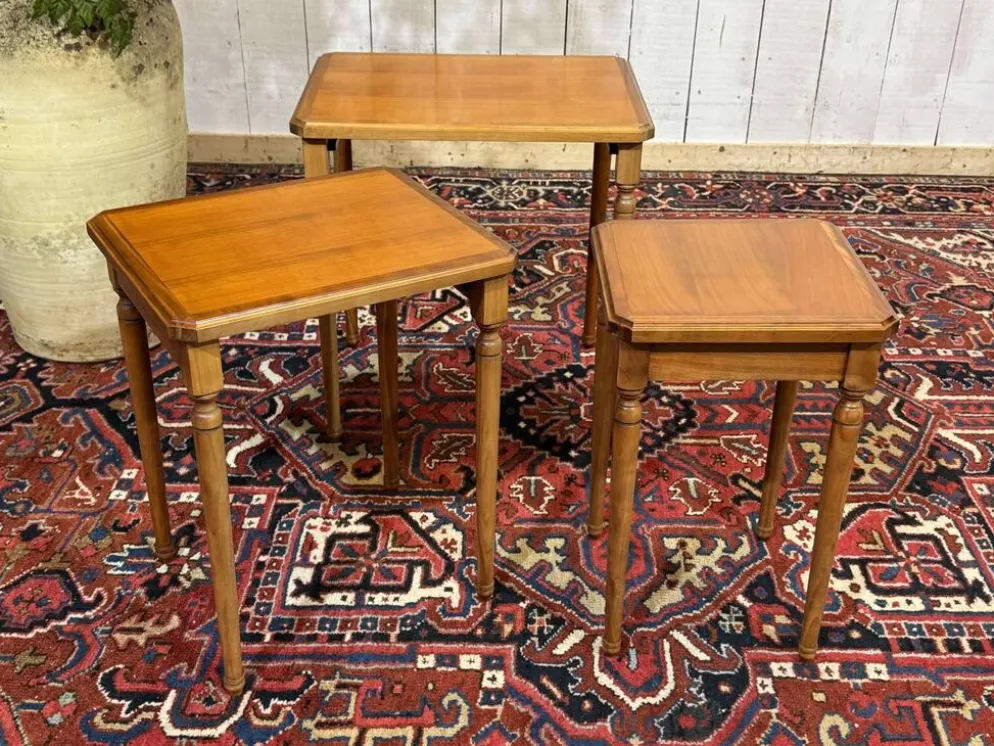 Suite de 3 tables gigognes en merisier des années 1960
