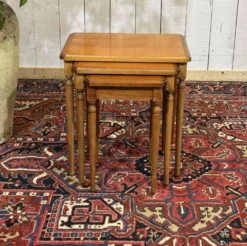Suite de 3 tables gigognes en merisier des années 1960