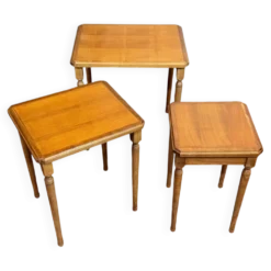 Suite de 3 tables gigognes en merisier des années 1960