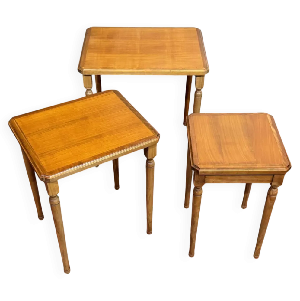 Suite de 3 tables gigognes en merisier des années 1960