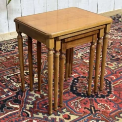 Suite de 3 tables gigognes en merisier des années 1960