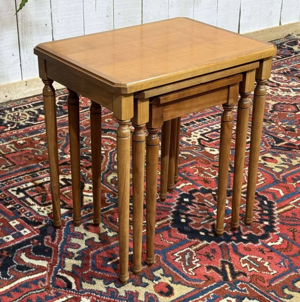 Suite de 3 tables gigognes en merisier des années 1960