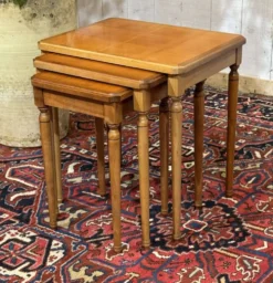 Suite de 3 tables gigognes en merisier des années 1960