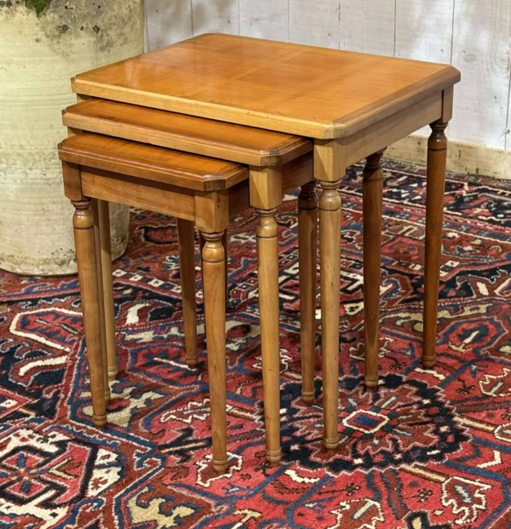 Suite de 3 tables gigognes en merisier des années 1960