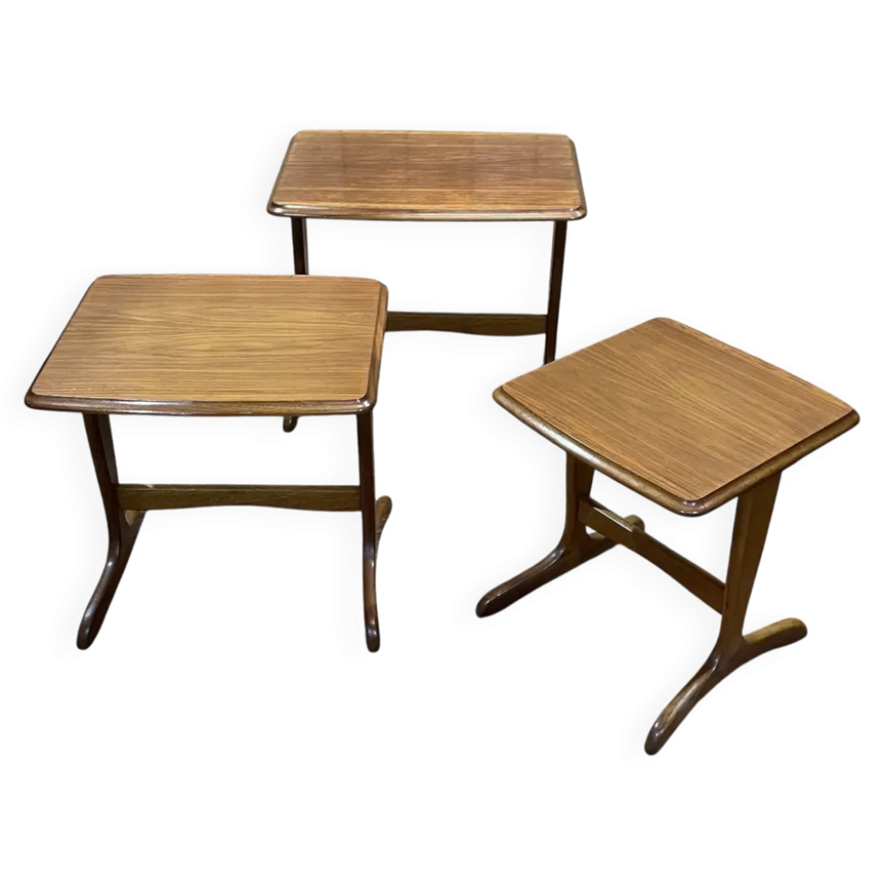 Suite de 3 tables gigognes en teck des années 70