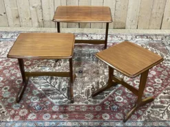 Suite de 3 tables gigognes en teck des années 70