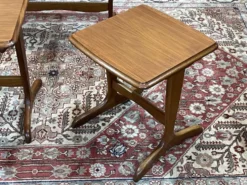 Suite de 3 tables gigognes en teck des années 70