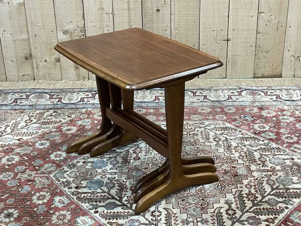 Suite de 3 tables gigognes en teck des années 70