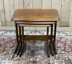 Suite de 3 tables gigognes en teck des années 70