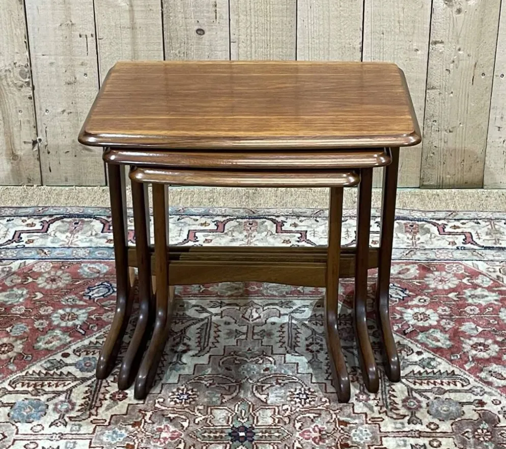 Suite de 3 tables gigognes en teck des années 70