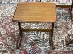 Suite de 3 tables gigognes en teck des années 70