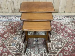 Suite de 3 tables gigognes en teck des années 70