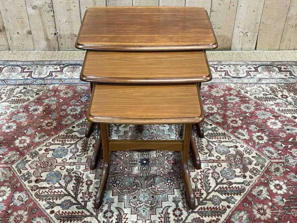 Suite de 3 tables gigognes en teck des années 70