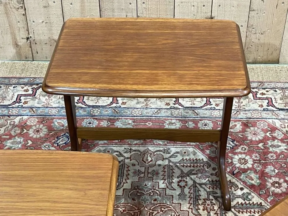 Suite de 3 tables gigognes en teck des années 70