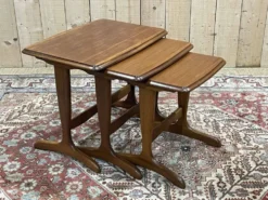Suite de 3 tables gigognes en teck des années 70