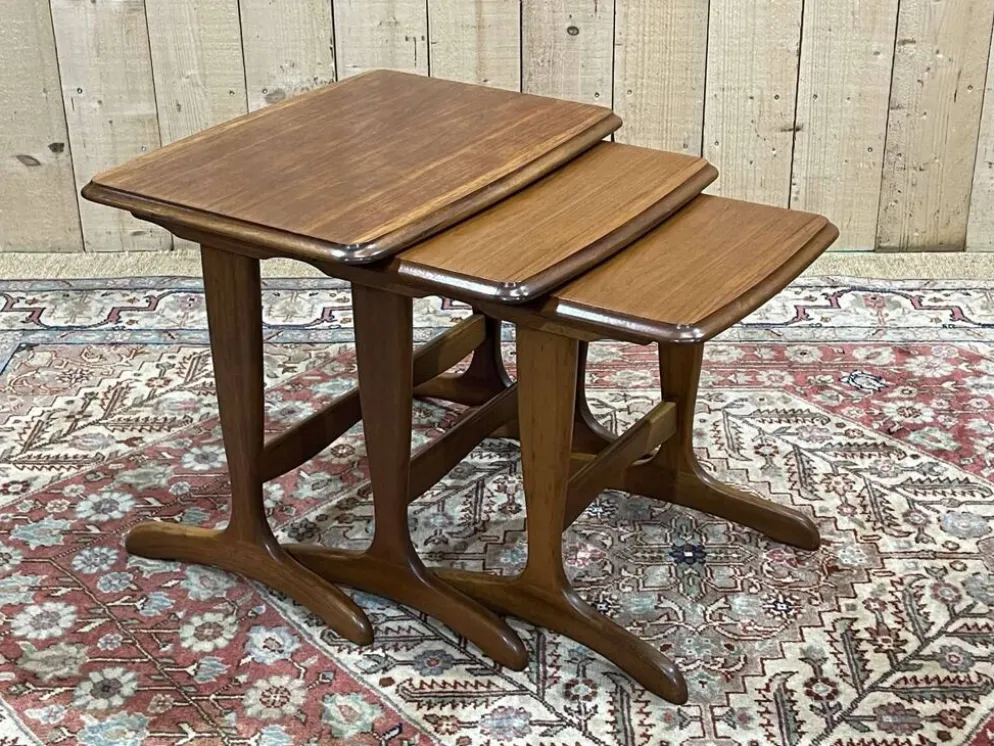 Suite de 3 tables gigognes en teck des années 70