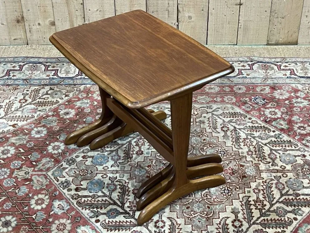 Suite de 3 tables gigognes en teck des années 70