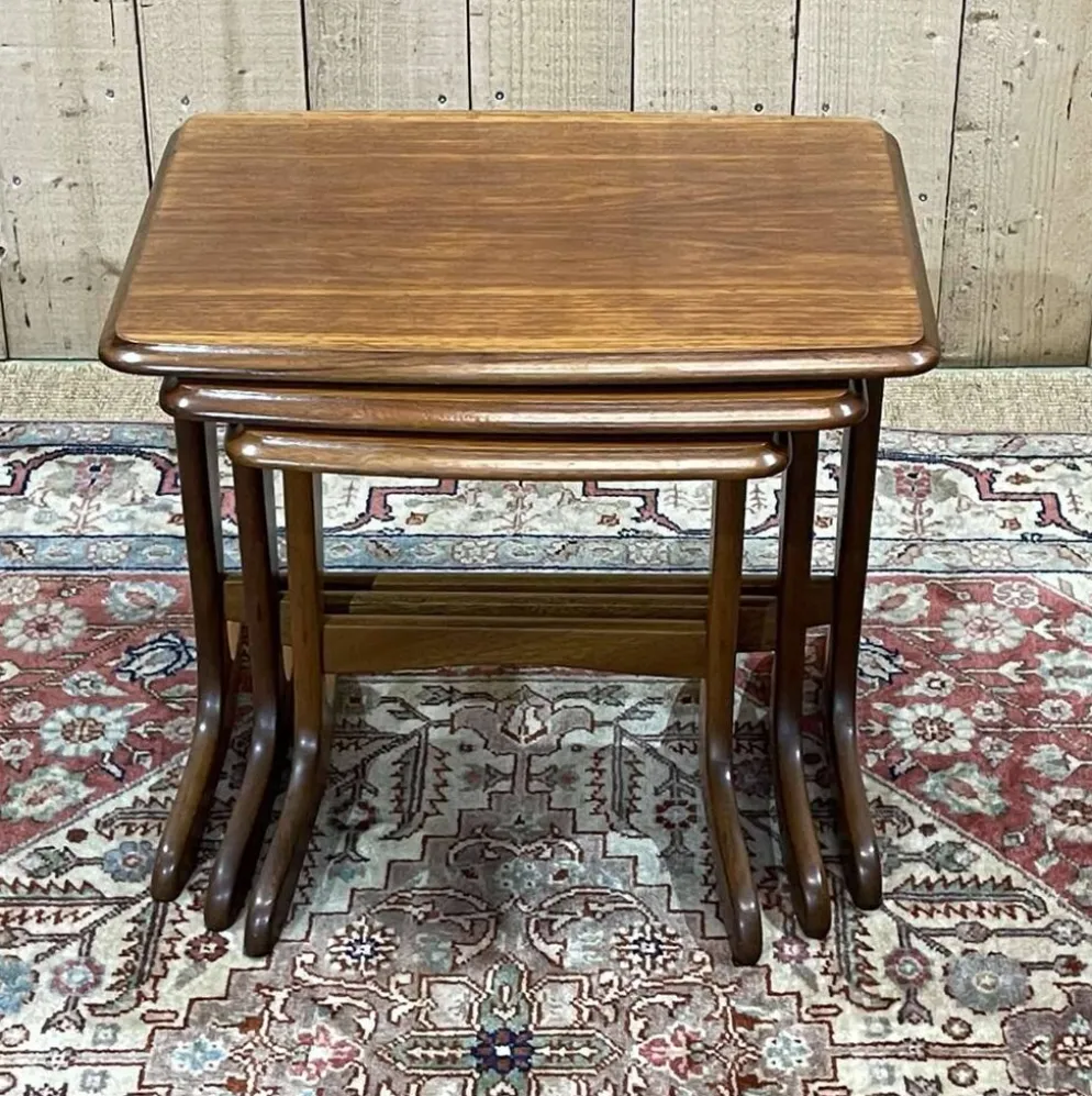 Suite de 3 tables gigognes en teck des années 70