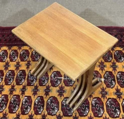 Suite de tables gigognes en teck des années 1970 de la marque GPlan