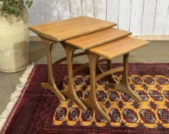 Suite de tables gigognes en teck des années 1970 de la marque GPlan
