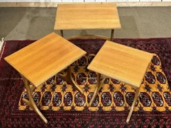 Suite de tables gigognes en teck des années 1970 de la marque GPlan