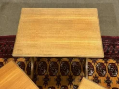Suite de tables gigognes en teck des années 1970 de la marque GPlan