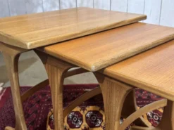 Suite de tables gigognes en teck des années 1970 de la marque GPlan
