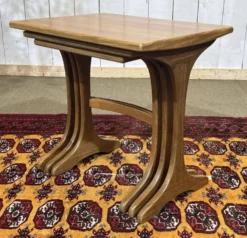 Suite de tables gigognes en teck des années 1970 de la marque GPlan