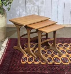 Suite de tables gigognes en teck des années 1970 de la marque GPlan