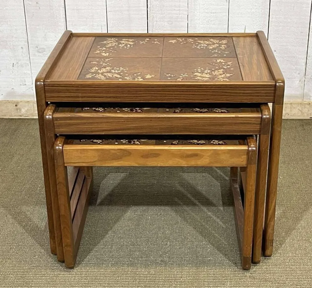 Suite de 3 tables gigognes en teck et dessus carrelé