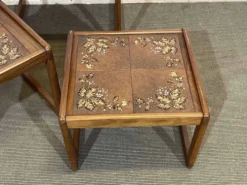 Suite de 3 tables gigognes en teck et dessus carrelé