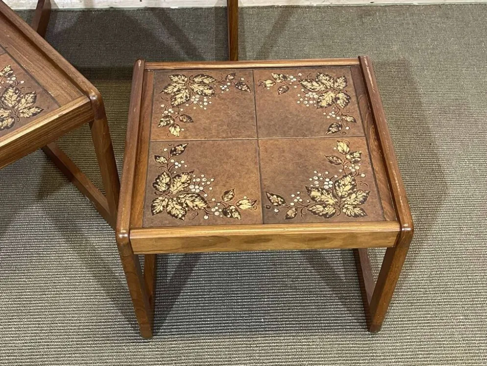 Suite de 3 tables gigognes en teck et dessus carrelé