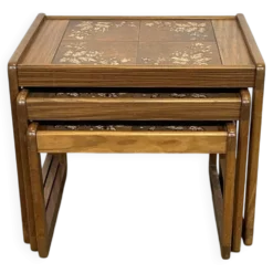 Suite de 3 tables gigognes en teck et dessus carrelé